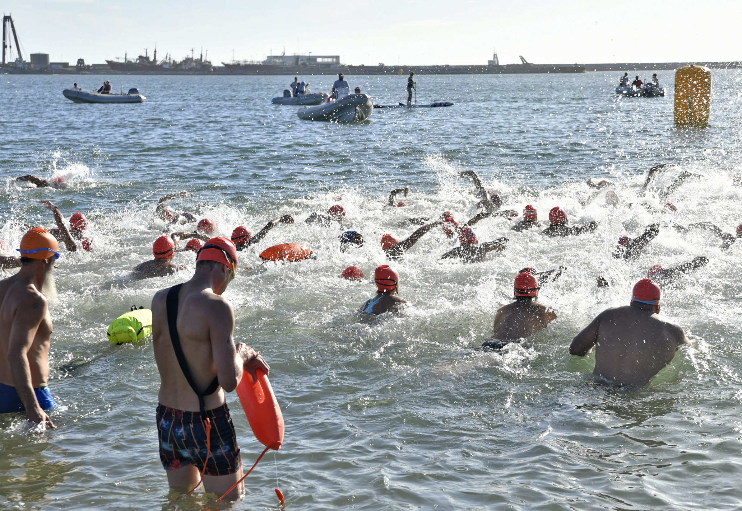 Exitosa primera edición de la carrera de natación en aguas abiertas ...
